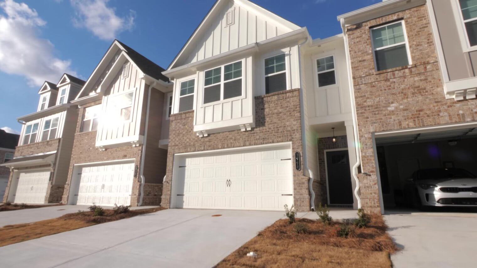 exterior of pine valley commons fairburn apartments